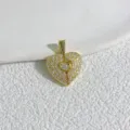 Detailaufnahme des goldenen Zirkon Herzanhängers mit Mikropflasterung und feiner Handwerkskunst. - Stil A Gold
