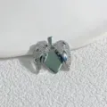 Detailaufnahme eines oeffnenden Herz Engel Fluegel Kupferanhaenger mit Zirkonia Steinen. - Typ F Silber
