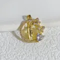 Ciondolo charm in zircone cubico micro-incastonato in rame dorato, vista di dettaglio, accessorio. - Stile Santo Farfalla Cuore