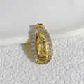 Primo piano di un ciondolo della Vergine Maria placcato in oro con dettagli in zirconia per gioielli - Stile Vergine Maria Ovale