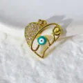Primo piano del ciondolo malocchio dorato con zirconi cubici scintillanti, dettaglio di gioielleria. - Stile Cuore Con Malocchio Blu (xz422-3) / Oro