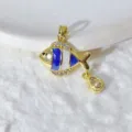 Vergoldeter Fisch Anhänger mit blauem weißem Emaill und Zirkonia für DIY Schmuckherstellung. - Gold Mikroeingelegter Streifenfisch Anhänger (WSX-453)