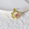 Primo piano di uno splendido ciondolo pianeta placcato in oro con pietre di zirconi cubici. - Stile Pianeta Rosa e Bianco (4)