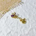 Primo piano dettaglio di ciondoli gioielli fai da te in rame dorato 18k con zirconi fiocco. - Fiocco Insetto Viola (5952432664383)