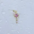 Vergoldeter rosa Herz Flügel Zauberstab Anhänger Detail, funkelnder Zirkonia Schmuck. - Herz Flügel Zauberstab Stil (11960)
