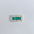Primo piano del ciondolo rettangolare per bracciale DIY con pietre verdi e gialle, metallo. - Connettore Rettangolare Intarsiato Argento (2)