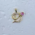 Vergoldeter Buchstabe D Anhänger mit funkelnden Zirkonia Steinen und einem rosa Edelstein. - Buchstabe D Strass Stil (11963)