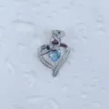 Nahaufnahme des exquisiten silbernen Herz- und Rosenanhängers mit blauem Zirkoniastein. - Blaues Herz Rose (3)