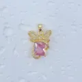Nahaufnahme des rosa Kristall Schleifenanhängers mit zarten Zirkonia und glänzendem Goldfinish. - Schleife Quadratischer Stein Stil (11964)