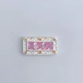 Primo piano dettagliato di un ciondolo rettangolare per braccialetto fai da te con pietre rosa. - Maglia Quadrata Argento Rosa (4)