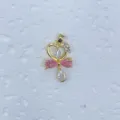 Detailansicht des vergoldeten Herz-Anhängers mit funkelnden rosa und weißen Zirkoniasteinen. - Traumfänger Flügel Stil