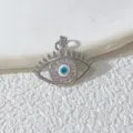 Detaillierte Nahaufnahme eines funkelnden Evil Eye Anhängers mit glänzenden Zirkoniasteinen. - Silber Klassischer Böser Blick (4)