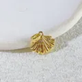 Nahaufnahme des vergoldeten Meeresmuschel-Anhängers mit funkelnden kleinen Kristallsteinen. - Goldene Meeresschnecke Stil (3) / Gold