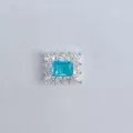 Primo piano dettagliato di un ciondolo rettangolare in zircone blu brillante per accessori DIY. - Accessorio Quadrato Argento Blu (8)