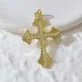 Detaillierte Nahaufnahme eines vergoldeten Kreuz-Anhängers mit Zirkonia-Mikropavé-Besatz. - Gravierte Textur Strass Kreuz Stil (3) / Gold