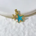 Nahaufnahme des doppelten Seestern-Anhängers mit blauem Emaille und glänzenden Zirkoniasteinen. - Blau Emaille Doppel Seestern Stil (5)