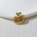 Exquisites vergoldetes Halloween Kürbis Charm mit roten und schwarzen Zirkonia Steinen für Schmuck. - Goldener Kürbis mit Roten Augen