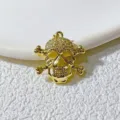 Nahaufnahme des goldenen Totenkopf-Anhängers mit funkelnden Zirkonia für DIY-Schmuck. - Goldener Totenkopf
