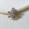 Silberfarbener Totenkopf-Anhänger mit Zirkon-Mikrofassung für DIY-Schmuckdetails. - Silberner Totenkopf