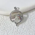 Nahaufnahme des silbernen Delfin-Anhängers mit funkelnden Zirkonia-Wellen, feines Schmuckdetail. - Delfin (Stil 2) / Silber