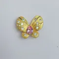 Nahaufnahme Detail des goldenen Schmetterlings Schmuckanhängers mit Zirkonia Kristallen. - Rosa Wassertropfen Strass Schmetterling Stil (Artikel 9425)