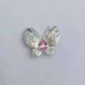 Nahaufnahme eines Schmetterling-Schmuckanhängers mit rosa Edelstein und klaren Kristallen. - Rosa Wassertropfen Edelstein 3D Schmetterling Stil (Artikel 9425)