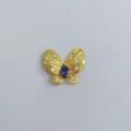 Detailansicht eines goldenen Schmetterling DIY Schmuckanhängers mit violettem Stein. - Verlauf Lila Birne Edelstein Schmetterling Stil (Artikel 9425)