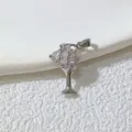 Detailansicht des funkelnden Zirkonia Weinglas Anhängers DIY Schmuck Zubehör Charm. - Weiß