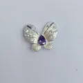 Nahaufnahme Detail des silbernen Schmetterling DIY Anhängers mit Lila Kristall für Armband - Silber Basis Lila Wassertropfen Edelstein Schmetterling Stil (Artikel 9425)