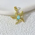 Detailansicht eines vergoldeten Seestern-Anhängers mit einem blauen Mittelstein und funkelnden Zirkonen. - Blaue Stein Seestern 1 (TD00087-9)
