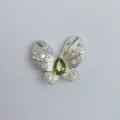 Nahaufnahme eines Schmetterling-Schmuckanhängers mit grünem Stein und hellem Zirkonia. - Wassertropfen Grüner Edelstein Radiale Flügel Schmetterling Stil (Artikel 9425)