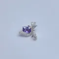 Nahaufnahme des violetten Edelstein Schleifen Schmuckanhängers als DIY Armband Zubehör. - Silber Basis Lila Rechteckiger Edelstein Schleife Stil (Artikel 9425)