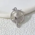 Nahaufnahme des silbernen Seepferdchen Anhängers mit funkelnden Zirkonsteinen Detail - Seepferdchen Ring (Stil 12)