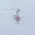 Eckdetail des rosa Herz-Zirkon-Anhängers, silberfarbenes Flügel-Stern-Schmuckzubehör. - Rosa Geflügeltes Herz (8)
