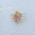 Vergoldeter rosa Herz Anhänger Detail mit Zirkon Steinen für DIY Schmuck Zubehör. - Exquisiter Herz Traumfänger Stil