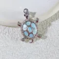 Exquisites Meeresschildkröten-Anhänger Detailbild mit blauem Emailleschild und funkelnden Strasssteinen. - Silber Blauer Edelstein Meeresschildkröte (7)
