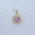 Nahaufnahme des vergoldeten quadratischen Pave-Anhängers mit funkelnden rosa Zirkoniasteinen. - Quadratischer Strass Rosa Stein Stil