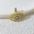 Nahaufnahme des goldenen Evil Eye Anhängers mit funkelnden Zirkonsteinen und feinen Details. - Gold Sonne Böser Blick (7)