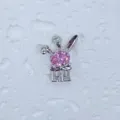 Nahaufnahme Detail des süßen rosa Zirkonia Hasen Anhängers mit silbernem Metall. - Schleife Hase (7)
