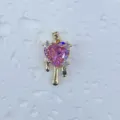 Nahaufnahme eines rosa Herz-Kristallanhängers mit Gold-Tropf-Design und Zirkon-Besatz. - Flüssiges Tropfen Herz Stil