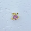 Detaillierte Nahaufnahme eines süßen rosa Kristall Hase Ring Anhänger Schmuckstück. - Hase Saturn Ring (12)