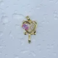 Vergoldeter herzförmiger Anhänger mit funkelndem rosa Zirkonia für schöne Halsketten. - Herz Bonbon Lollipop Stil