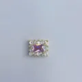 Primo piano di un ciondolo zircone rosa rettangolare con alone di pietra chiara per bigiotteria. - Maglia Rettangolare Oro Rosa (13)