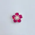 Nahaufnahme des roten Zirkon Blumen Schmuckelements, feines DIY Perlen Zubehör Detail. - Rote Silberbasis Fünfblättrige Blume Stil (33)
