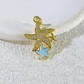 Nahaufnahme Detail eines dreifachen Seestern Anhängers, vergoldet mit Zirkonia und blauem Emaille. - Goldener Seestern Kombi Stil (12) / Gold