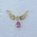 Vergoldeter Flügel Anhänger mit rosa Kristalltropfen, feiner Zirkonia Schmuck Detail. - Wassertropfen Kristall Flügel Stil