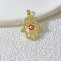 Vergoldeter Hamsa Hand Anhänger mit funkelnden Zirkonia und bösem Blick Detail. - Gold Rotes Auge Hand der Fatima (11)