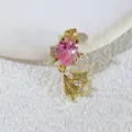 Goldfisch Anhänger Detail Nahaufnahme, rosa Kristallstein Besatz, zarte vergoldete Schmuck. - Rosa Kristall Wassertropfen Fisch (16)