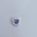 Primo piano di un ciondolo in zircone viola a forma di cuore per gioielli e bracciali fai-da-te. - Maglia Cuore Argento Viola (18)