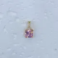 Detailaufnahme eines quadratischen rosa Zirkonia Anhängers mit goldfarbener Mikrofassung. - Quadratischer Eingelegter Rosa Stein Stil